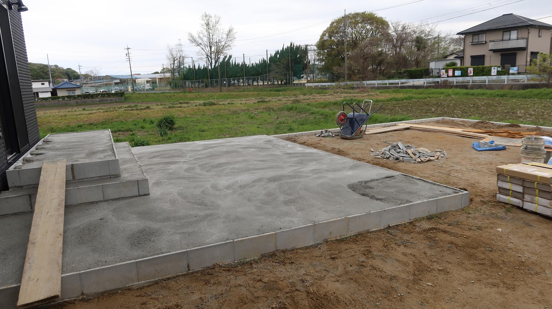 タイル下地モルタルの塗布・平坦化作業