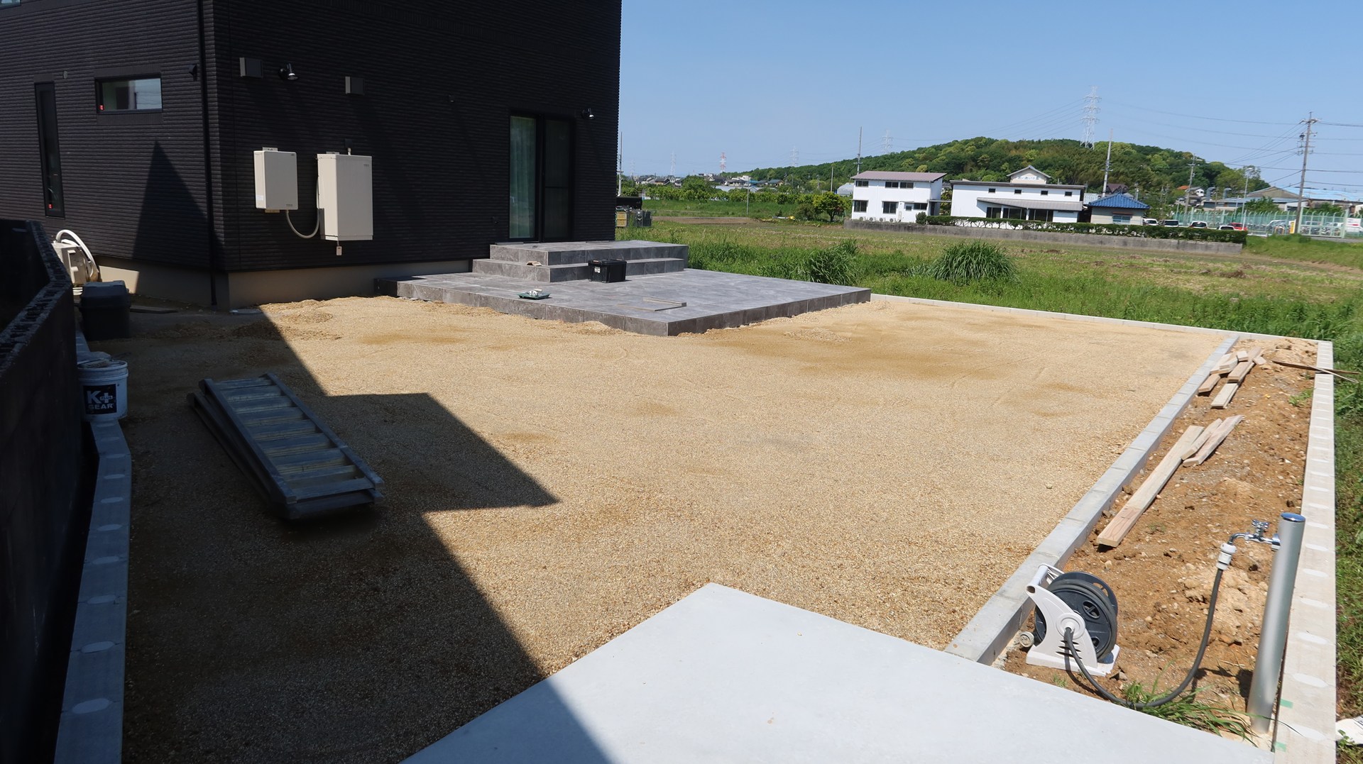 お庭の整地・地面慣らし作業の様子