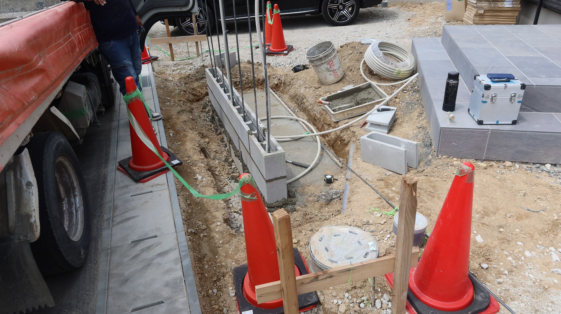 門柱の下地ブロック積み始め作業