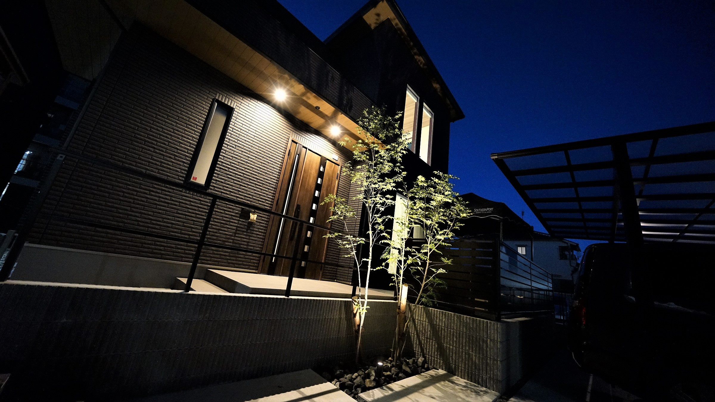 夜のカーポート