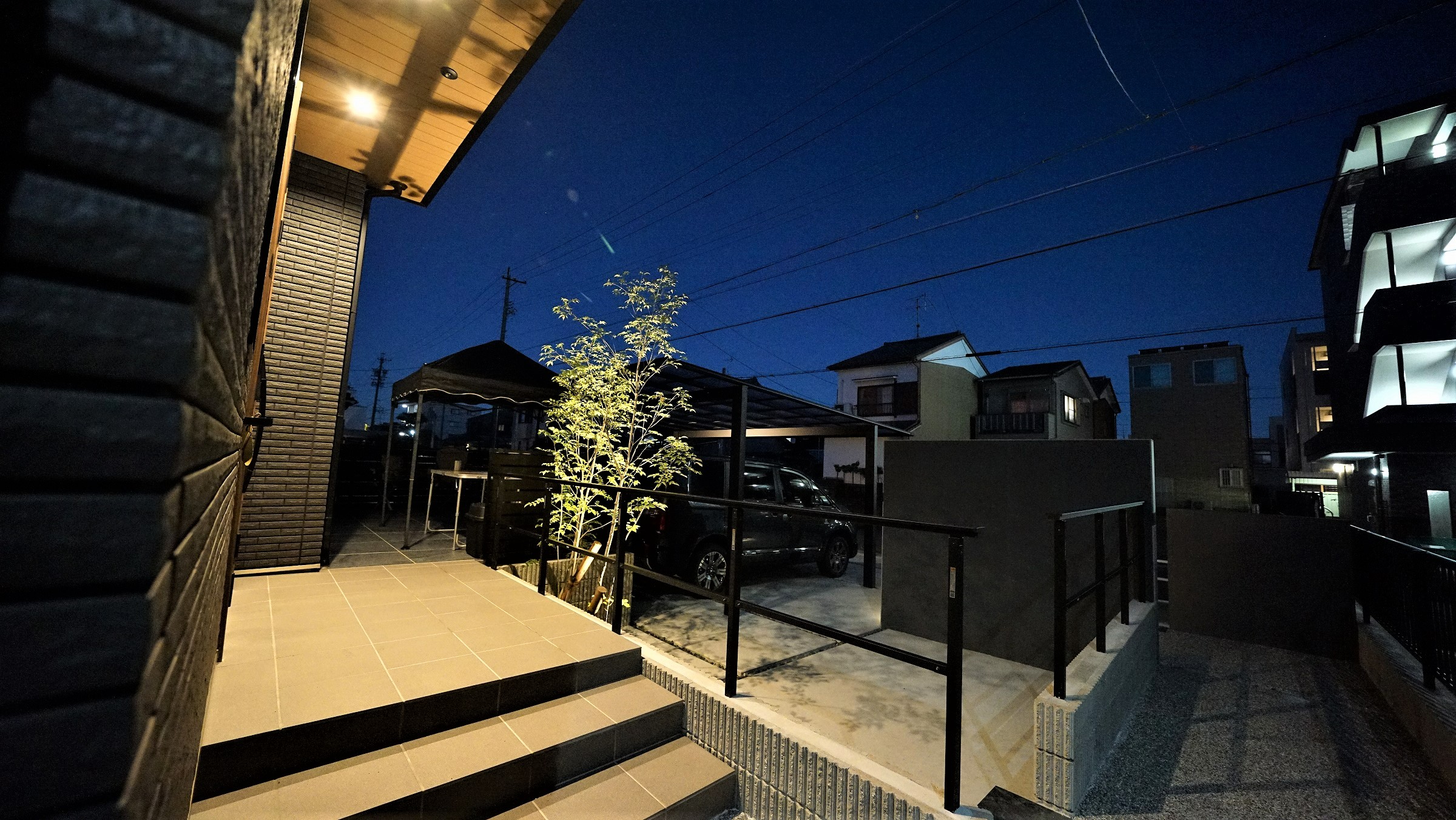 夜の植栽とフェンス