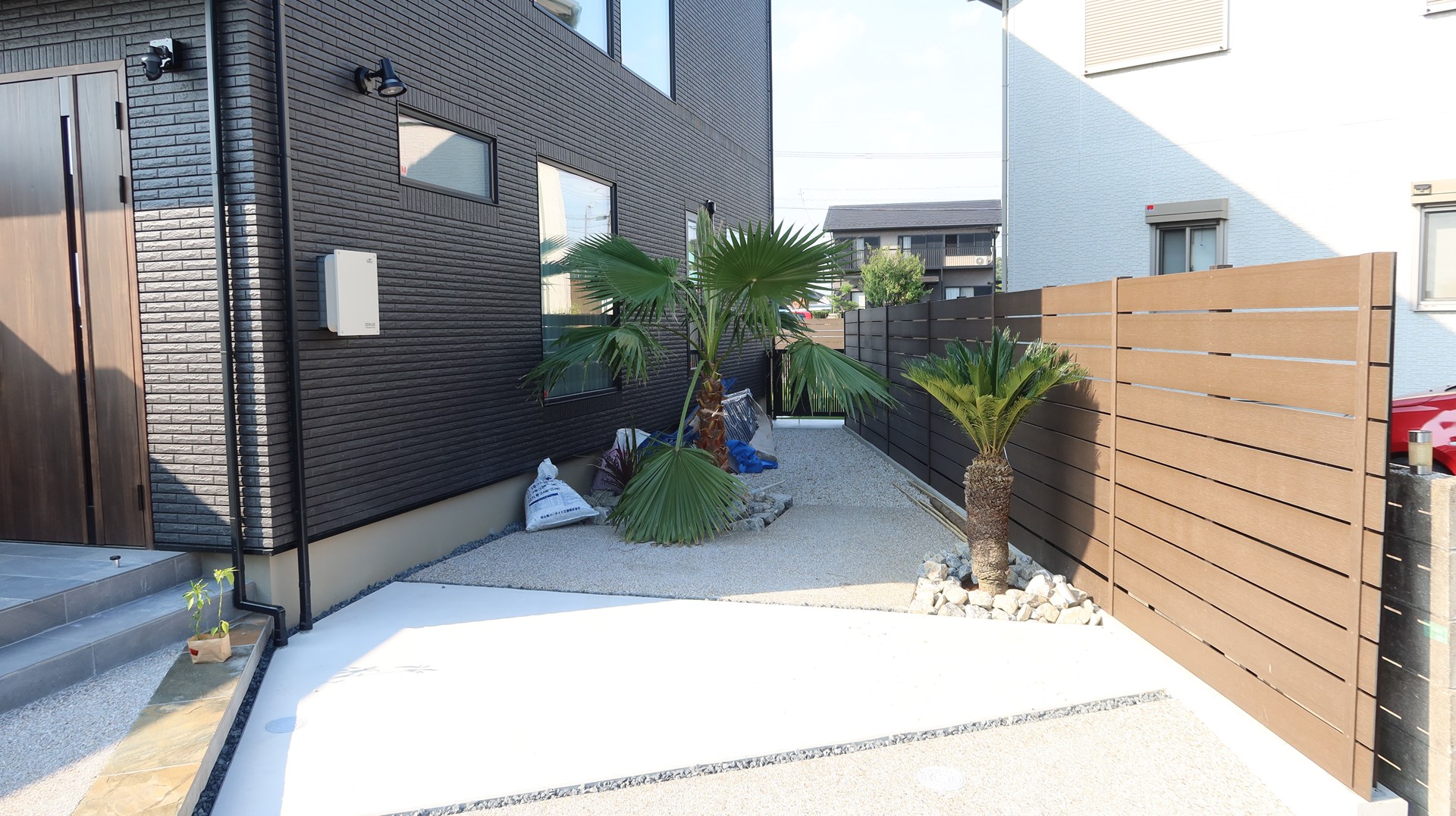 外構空間を彩る植栽・シンボルツリーの配置作業